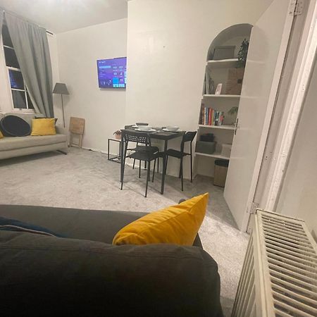 Tooting Lodge London - Cosy 2 Bedroom House With Garden, 5 Mins Walk To Tube Station Buitenkant foto