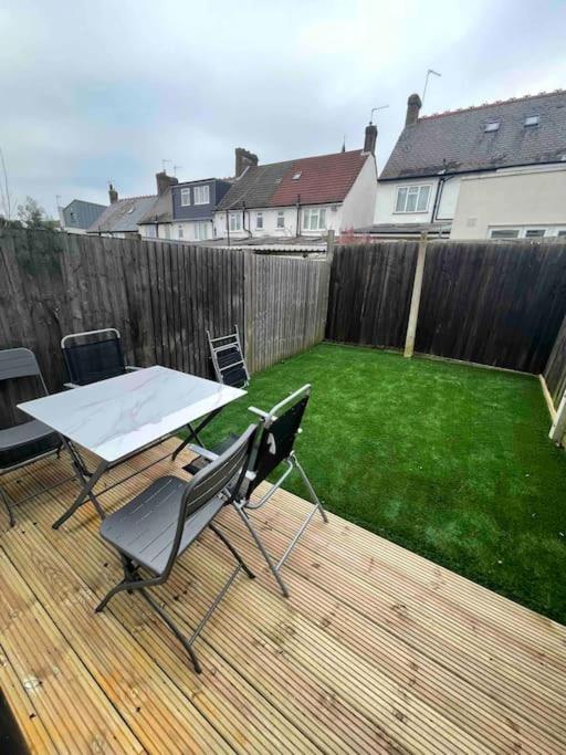 Tooting Lodge London - Cosy 2 Bedroom House With Garden, 5 Mins Walk To Tube Station Buitenkant foto